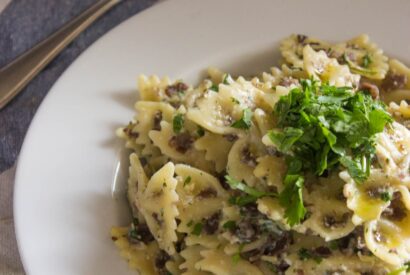 Thumbnail for Jamie Oliver’s Quick Spinach Salad & Creamy Mushroom Farfalle