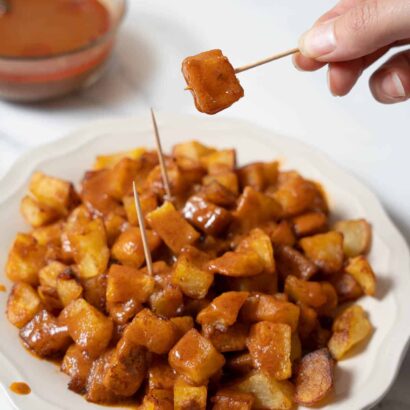Patatas Bravas (Spanish Fried Potatoes with Spicy Sauce)